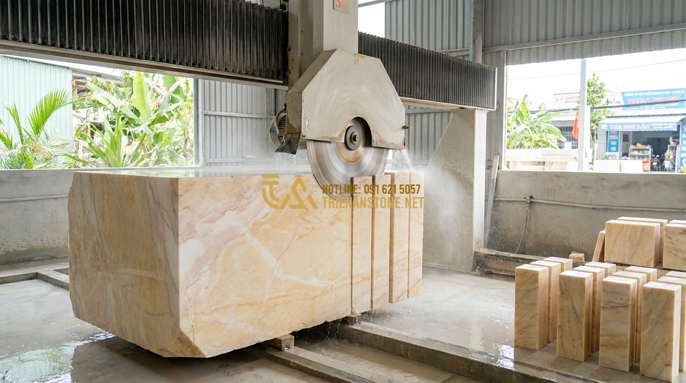 Tạo ảnh tiếng Anh: A large stone cutting machine in a professional workshop slicing massive natural stone blocks into small square pillars. Water is spraying to cool the blade, sparks and dust are minimized, industrial and clean environment.