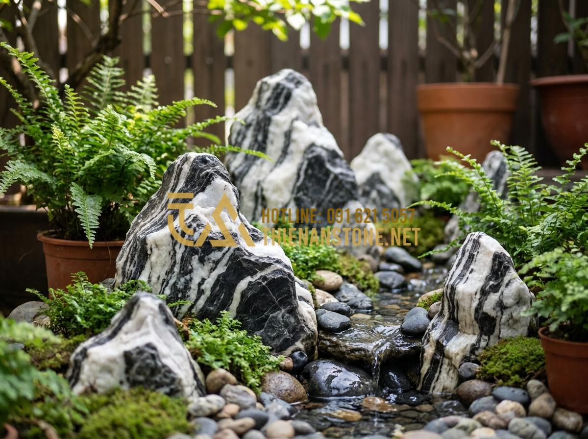 15+ Mẫu tiểu cảnh đá Tuyết Sơn hiện đại tối ưu diện tích sân vườn - Hình 1 15+ Mẫu tiểu cảnh đá Tuyết Sơn hiện đại tối ưu diện tích sân vườn - Modern miniature rock garden scene featuring white Tuyet Son stones with black v