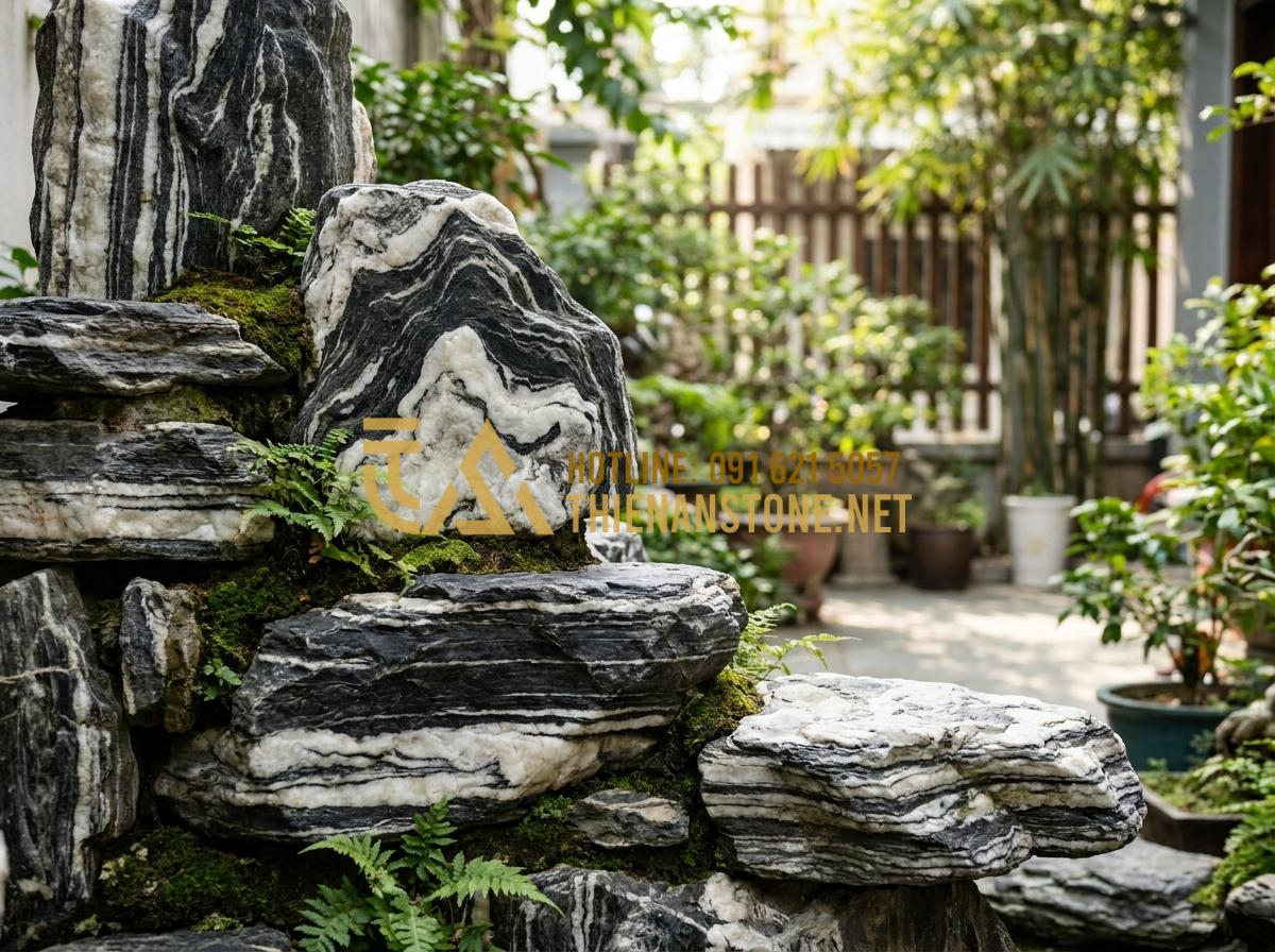 15+ Mẫu tiểu cảnh đá Tuyết Sơn hiện đại tối ưu diện tích sân vườn - Hình 14 15+ Mẫu tiểu cảnh đá Tuyết Sơn hiện đại tối ưu diện tích sân vườn - Layered rock formation using natural Tuyet Son stones creating depth and dimensi