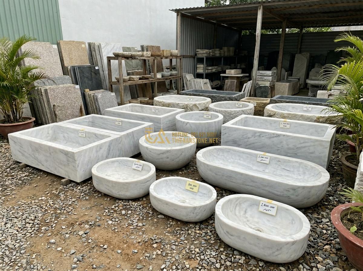 Ang Nước Bằng Đá Nguyên Khối Có Tốt Không? Ưu Nhược Điểm Thực Tế 2026 - Price comparison and various sizes of monolithic stone water basins displayed wi