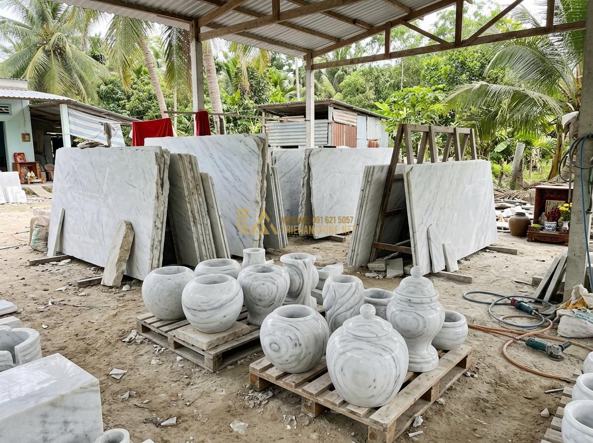 Ang Nước Phong Thủy Hợp Mệnh Gia Chủ: Bí Quyết Chọn Đá Tăng Vượng Khí - Hình 11 Ang Nước Phong Thủy Hợp Mệnh Gia Chủ: Bí Quyết Chọn Đá Tăng Vượng Khí - Variety of natural stone slabs and finished water urns made from granite, marble