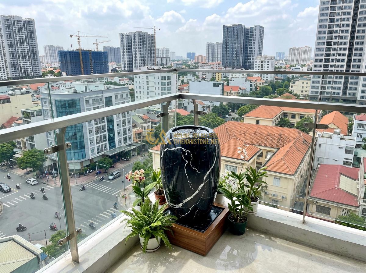 Ang Nước Phong Thủy Hợp Mệnh Gia Chủ: Bí Quyết Chọn Đá Tăng Vượng Khí - Hình 14 Ang Nước Phong Thủy Hợp Mệnh Gia Chủ: Bí Quyết Chọn Đá Tăng Vượng Khí - Small stone water urn on a modern balcony with city view, demonstrating perfect