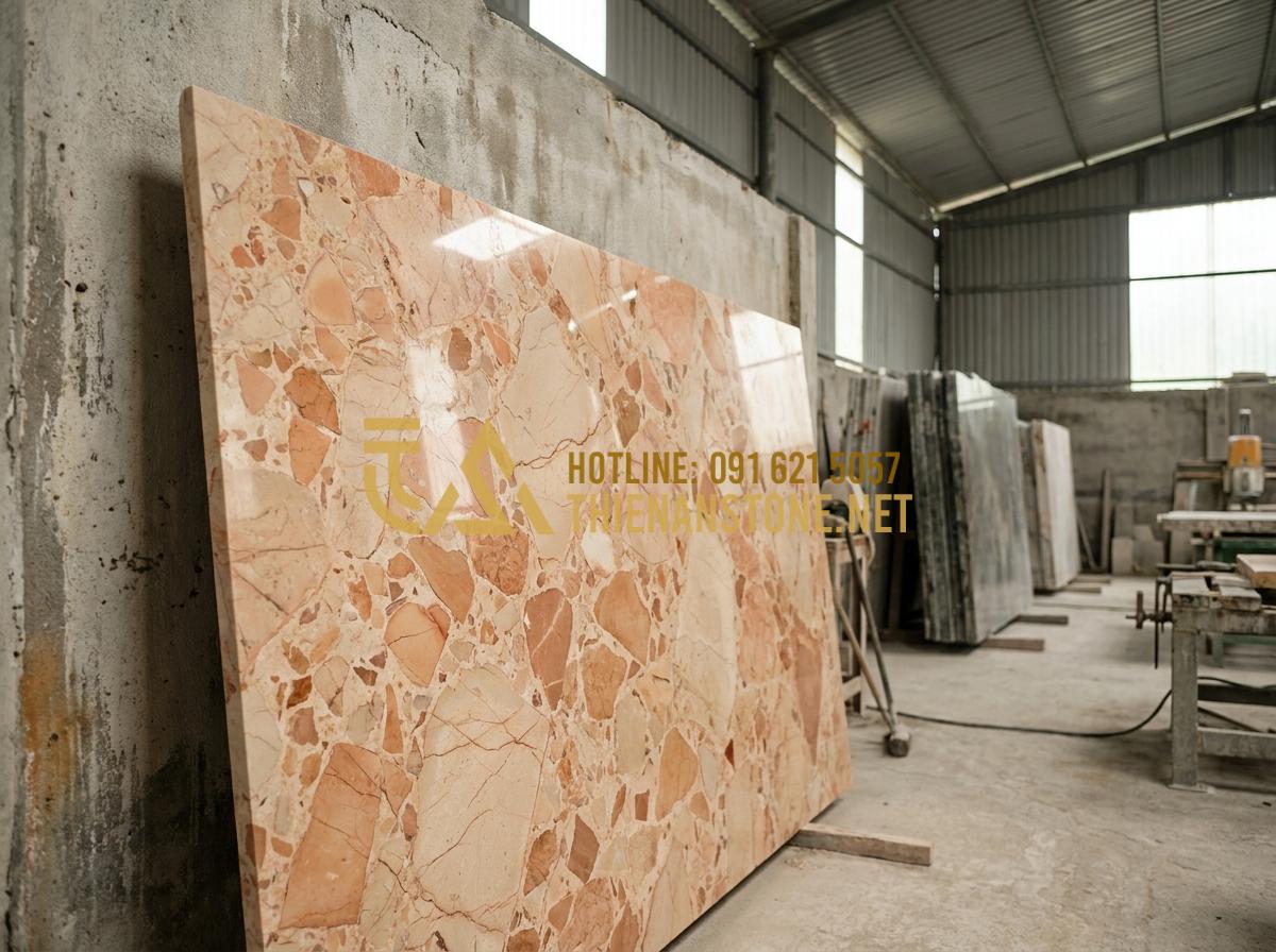 Bàn Ăn Bằng Đá Granite (Hoa Cương): Sự Lựa Chọn Vĩnh Cửu Cho Bếp Việt - Hình 3 Bàn Ăn Bằng Đá Granite (Hoa Cương): Sự Lựa Chọn Vĩnh Cửu Cho Bếp Việt - Tạo ảnh tiếng Anh: A professional stone artisan showing a customer different sla