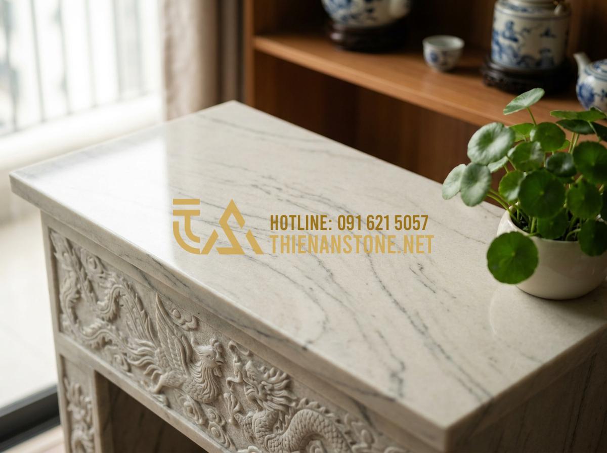 Bàn Thờ Ông Địa Bằng Đá Cẩm Thạch Tự Nhiên: Lựa Chọn Thượng Lưu Cho Gia Chủ - Hình 2 Bàn Thờ Ông Địa Bằng Đá Cẩm Thạch Tự Nhiên: Lựa Chọn Thượng Lưu Cho Gia Chủ - Tạo ảnh tiếng Anh: Close-up of a white marble altar for the God of Wealth, showi