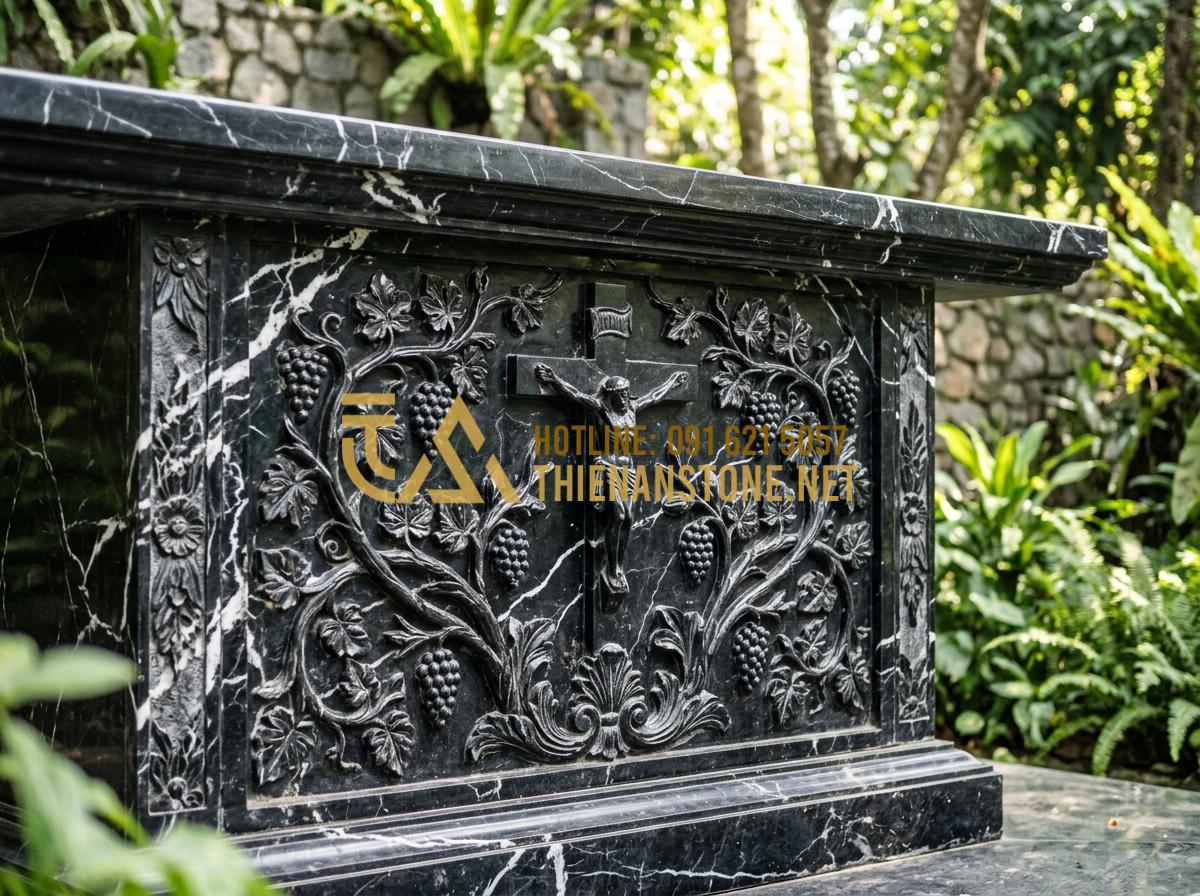 Bàn Thờ Thiên (Bàn Thiên) Công Giáo Ngoài Trời: Ý Nghĩa Và Cách Đặt Chuẩn - Hình 2 Bàn Thờ Thiên (Bàn Thiên) Công Giáo Ngoài Trời: Ý Nghĩa Và Cách Đặt Chuẩn - Tạo ảnh tiếng Anh: Close-up of a stone Catholic outdoor altar showing detailed c