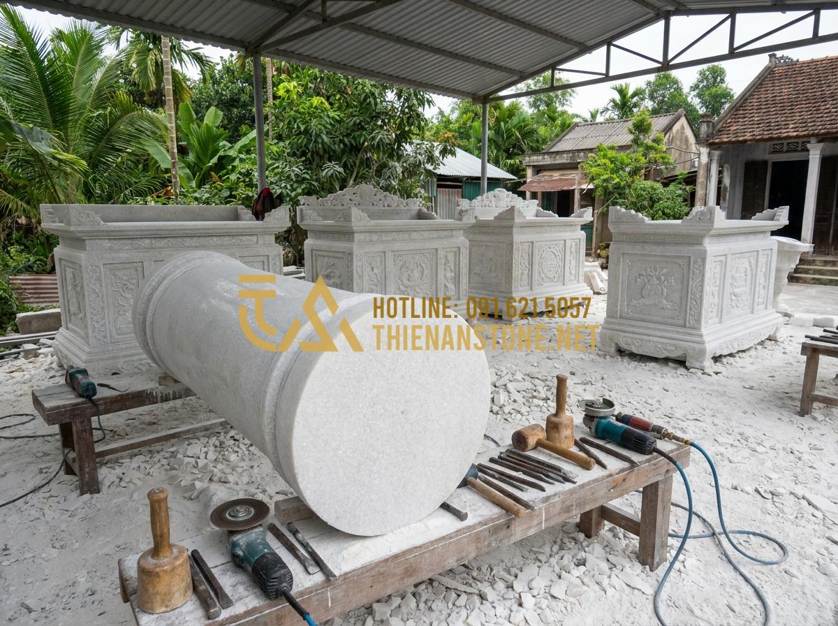 Báo Giá Bàn Thờ Thiên Ngoài Trời Bằng Đá 2026 & Kích Thước Chuẩn Lỗ Ban - A wide shot of a stone carving workshop at Thien An Stone, showing skilled artis