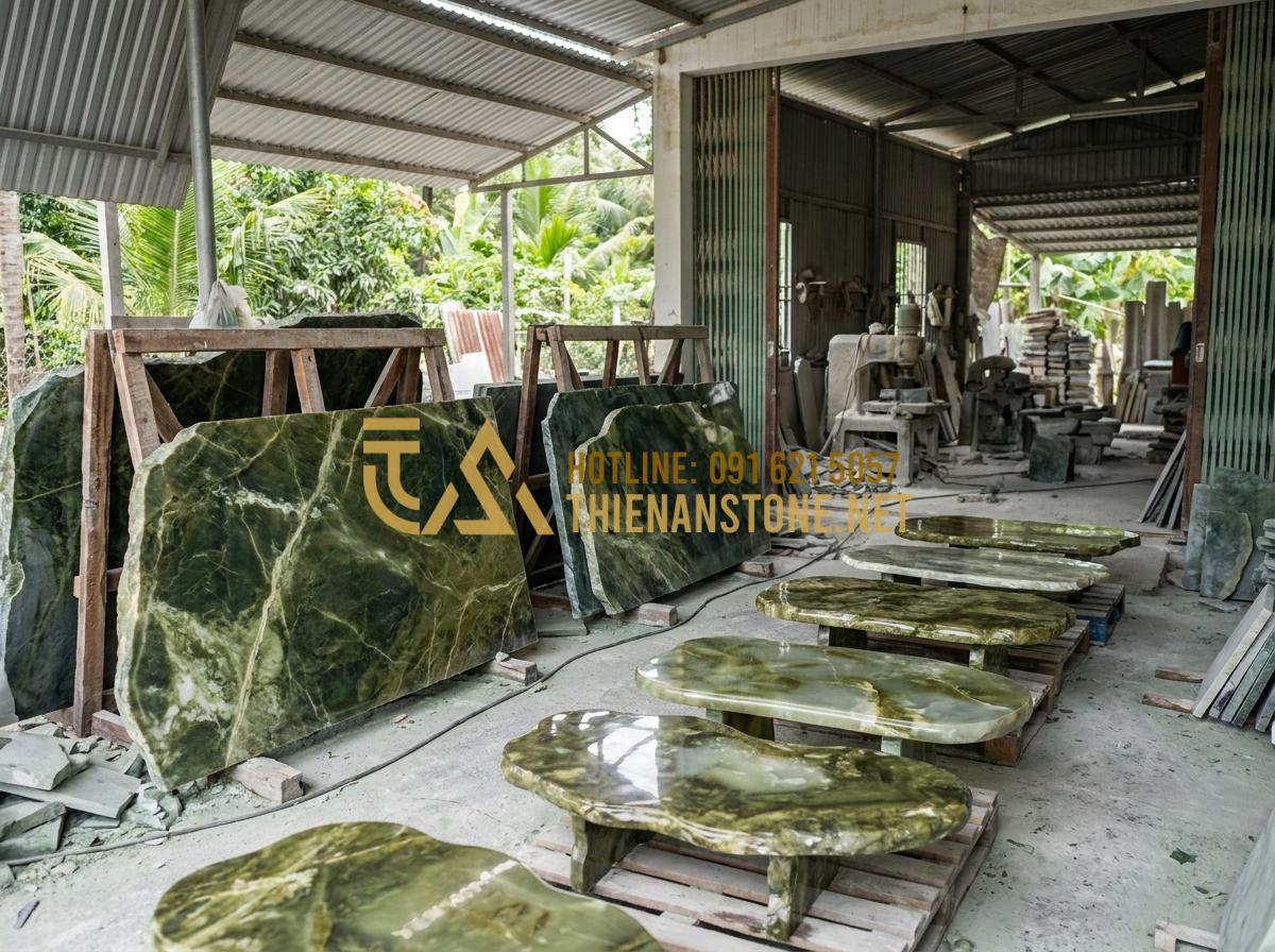 Báo giá bàn trà bằng đá tự nhiên 2026: Mua ở đâu uy tín, giá tốt? - Tạo ảnh tiếng Anh: Interior of a professional stone carving factory, showing var