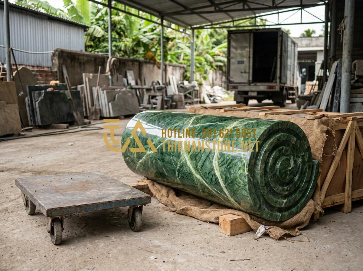 Báo Giá Cuốn Thư Đá Lăng Mộ Mới Nhất: Bảng Giá Tại Xưởng Năm 2026 - Hình 20 Báo Giá Cuốn Thư Đá Lăng Mộ Mới Nhất: Bảng Giá Tại Xưởng Năm 2026 - Happy customer receiving custom stone scroll delivery with professional service