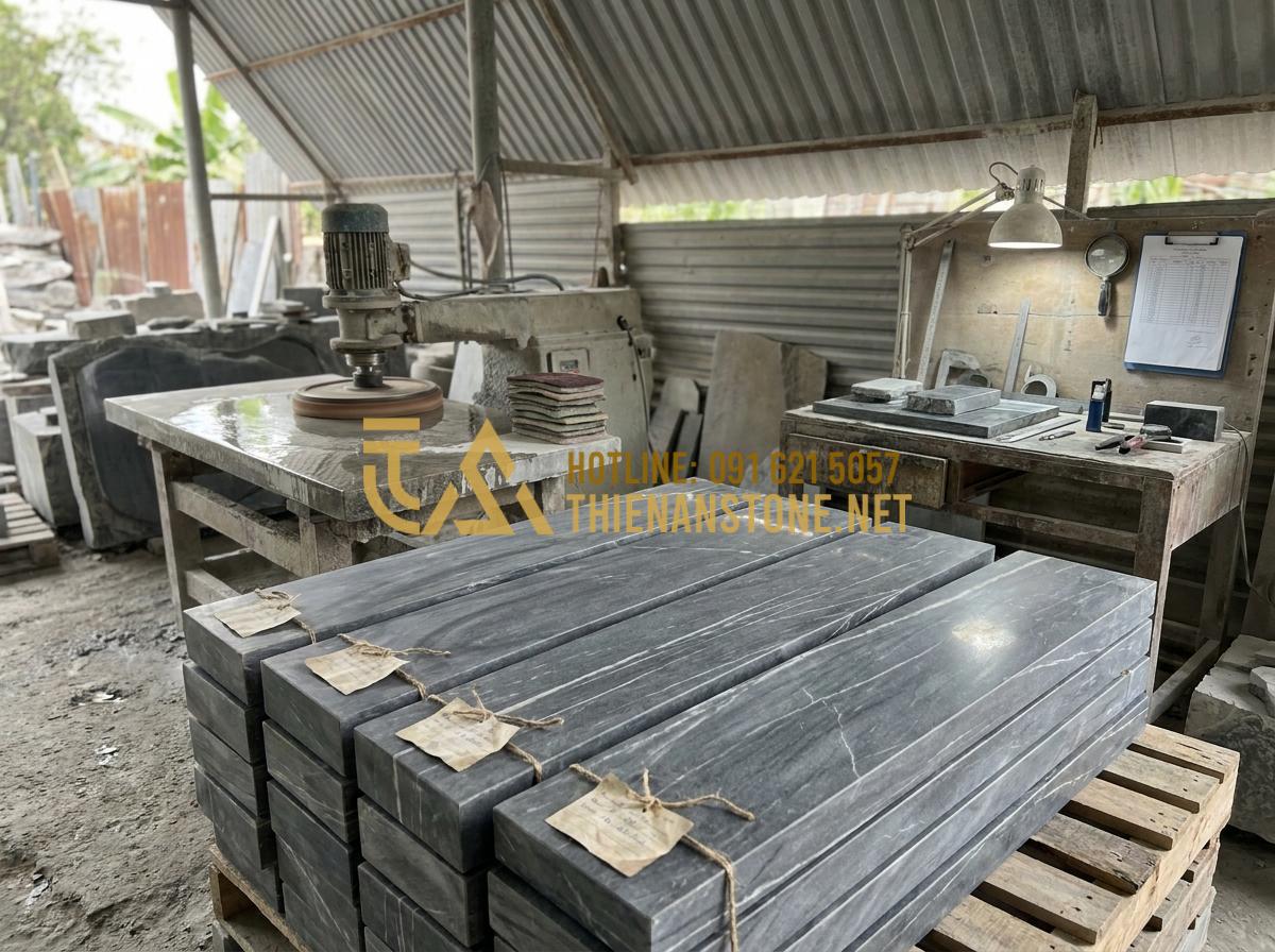 Báo Giá Cuốn Thư Đá Lăng Mộ Mới Nhất: Bảng Giá Tại Xưởng Năm 2026 - Hình 6 Báo Giá Cuốn Thư Đá Lăng Mộ Mới Nhất: Bảng Giá Tại Xưởng Năm 2026 - Overview of a stone manufacturing workshop showing finished tomb scrolls with pr