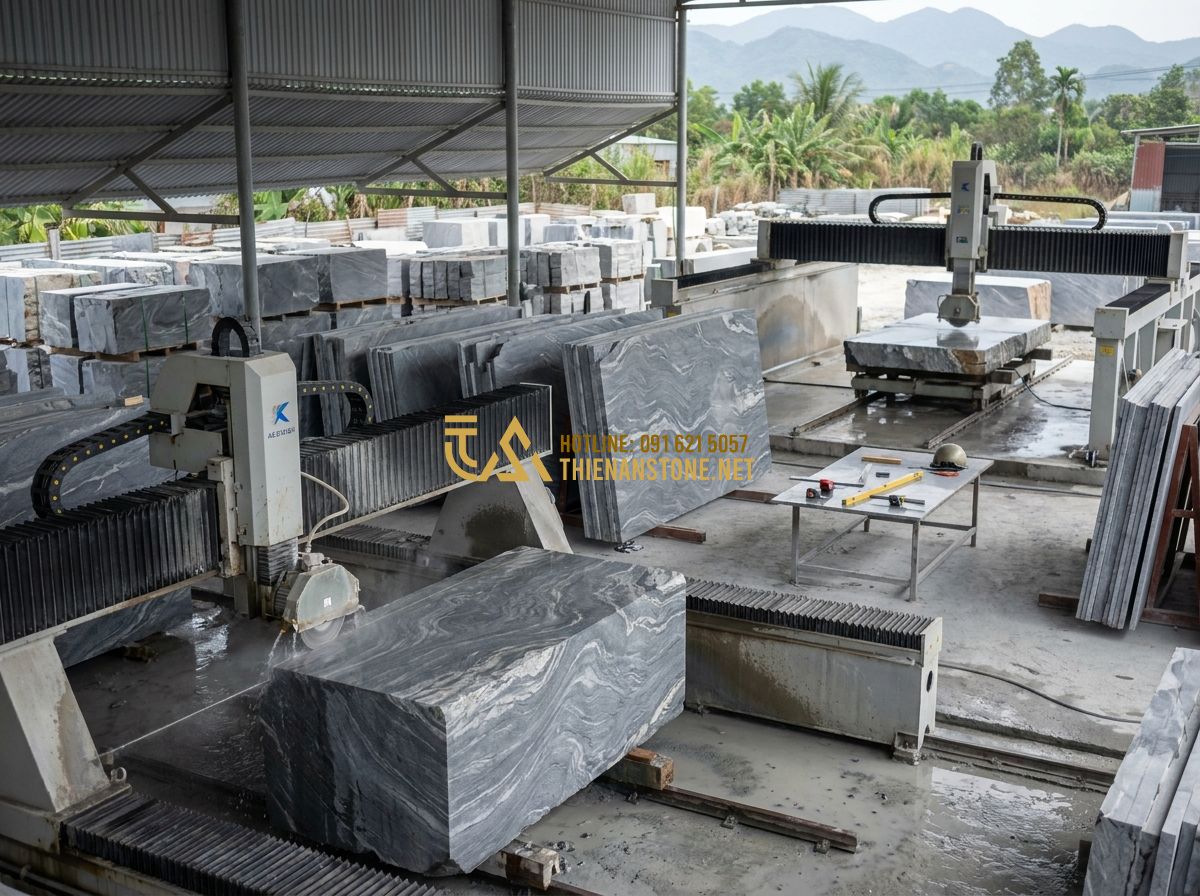 Báo Giá Đá Ốp Tường Mới Nhất 2026 – Giá Đá Ốp Tường Theo M2 & Kích Thước Chi Tiết - Hình 6 Báo Giá Đá Ốp Tường Mới Nhất 2026 – Giá Đá Ốp Tường Theo M2 & Kích Thước Chi Tiết - Tạo ảnh tiếng Anh: [A large stone processing workshop with advanced CNC machiner