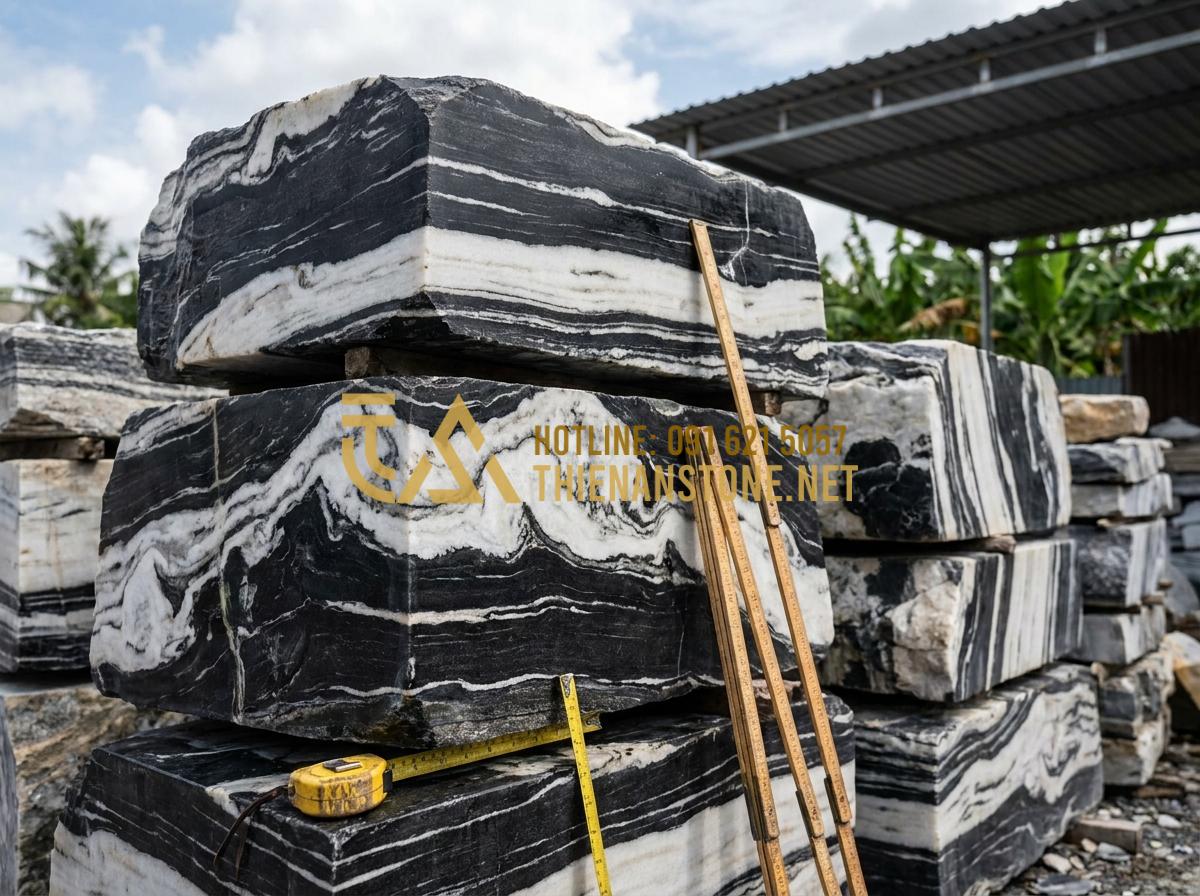 Báo giá đá Tuyết Sơn 2026: Đá Tuyết Sơn giá bao nhiêu tiền 1kg/1 tấn? - Stacked piles of different Tuyet Son stone grades in a supplier yard, showing bu