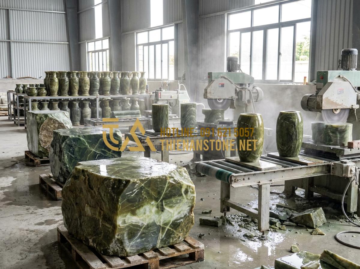 Báo Giá Lọ Hoa Đá Tự Nhiên 2026 - Địa Chỉ Mua Lọ Hoa Bằng Đá Uy Tín, Chất Lượng - Hình 10 Báo Giá Lọ Hoa Đá Tự Nhiên 2026 - Địa Chỉ Mua Lọ Hoa Bằng Đá Uy Tín, Chất Lượng - High-quality raw natural stone blocks being processed into flower vases at a mod
