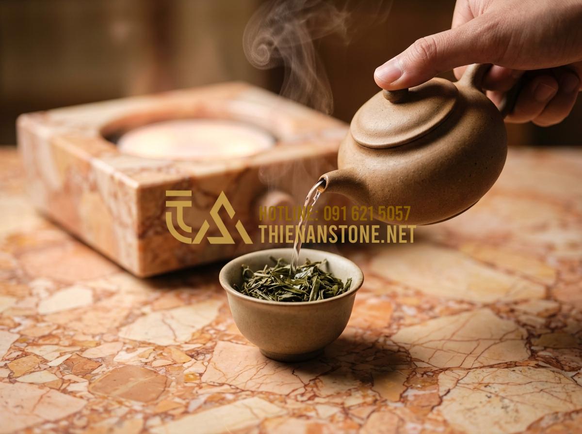 Bếp đá hồng ngoại mini pha trà: Tinh hoa nghệ thuật thưởng trà đẳng cấp 2026 - Tạo ảnh tiếng Anh: Detailed view of a hand pouring clear water from a clay teapo