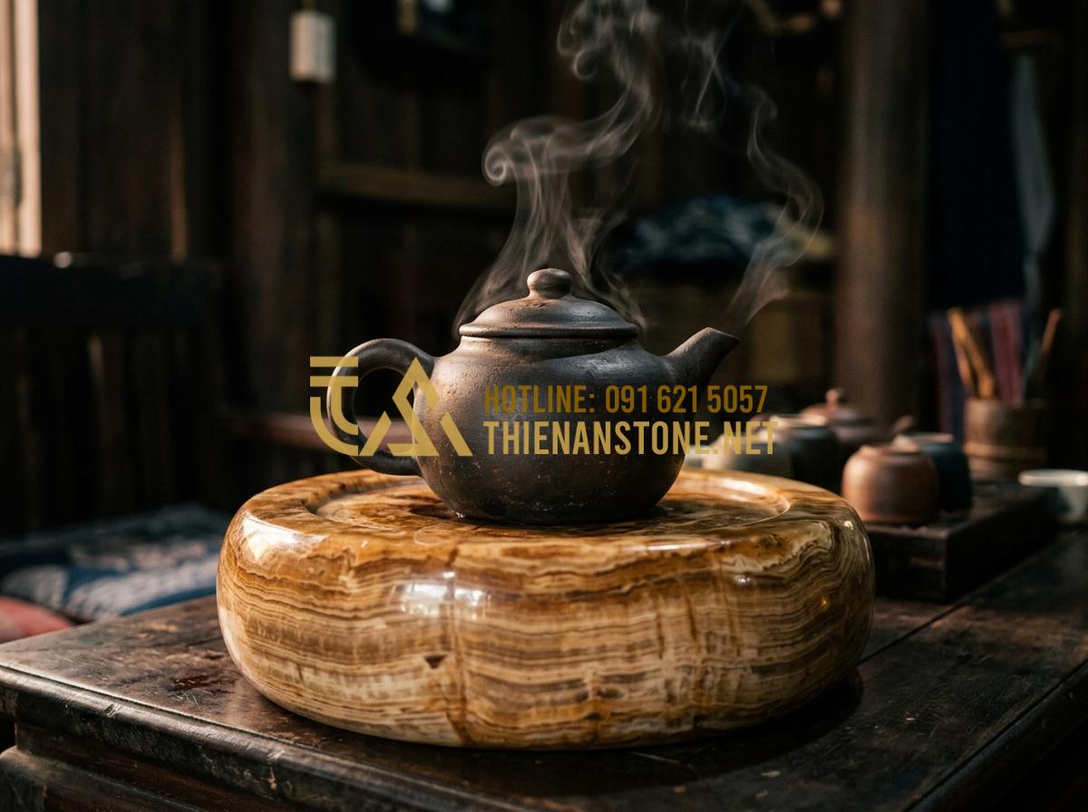 Bếp đá mini pha trà: Món quà tặng ngoại giao sang trọng và đầy ý nghĩa - Tạo ảnh tiếng Anh: [A steaming clay teapot sitting on a circular natural stone s