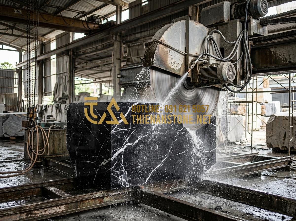 Bí Quyết Nhận Biết Đồ Thờ Cúng Bằng Đá Tự Nhiên Nguyên Khối Chất Lượng Cao - Tạo ảnh tiếng Anh: A large circular saw cutting a massive block of blue stone in