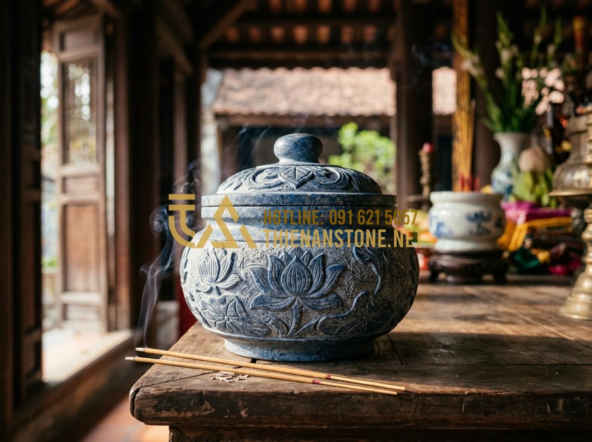 Bí Quyết Nhận Biết Đồ Thờ Cúng Bằng Đá Tự Nhiên Nguyên Khối Chất Lượng Cao - Tạo ảnh tiếng Anh: Close-up of a high-quality solid natural blue stone incense b