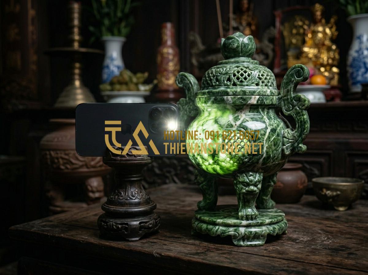 Bí Quyết Nhận Biết Đồ Thờ Cúng Bằng Đá Tự Nhiên Nguyên Khối Chất Lượng Cao - Tạo ảnh tiếng Anh: A person using a smartphone flashlight to check the transpare