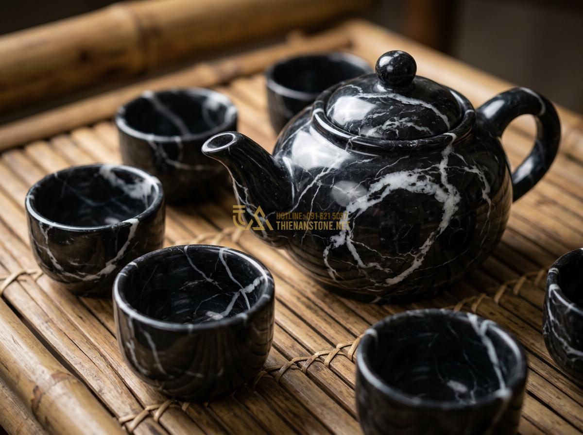 Bộ Ấm Chén Đá Tự Nhiên: Tuyệt Tác Trà Cụ Nâng Tầm Đẳng Cấp Không Gian - Hình 4 Bộ Ấm Chén Đá Tự Nhiên: Tuyệt Tác Trà Cụ Nâng Tầm Đẳng Cấp Không Gian - Tạo ảnh tiếng Anh: A high-resolution product shot of a stunning Serpentine stone