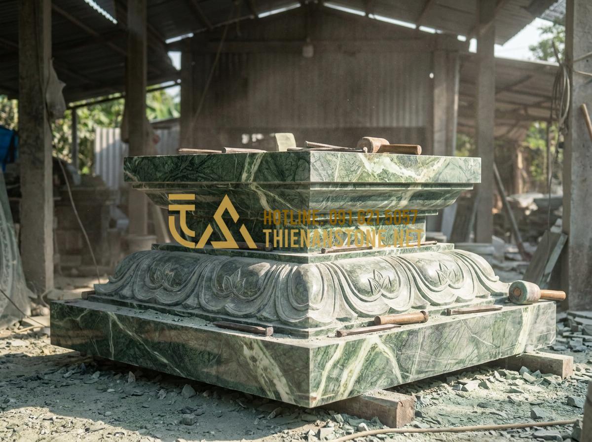 Cách Bài Trí Bàn Thờ Phật Ngoài Trời Và Bàn Thờ Quan Âm Cho Gia Chủ Tại Gia - Hình 5 Cách Bài Trí Bàn Thờ Phật Ngoài Trời Và Bàn Thờ Quan Âm Cho Gia Chủ Tại Gia - Tạo ảnh tiếng Anh: [An artisan at Thien An Stone workshop carefully carving intr