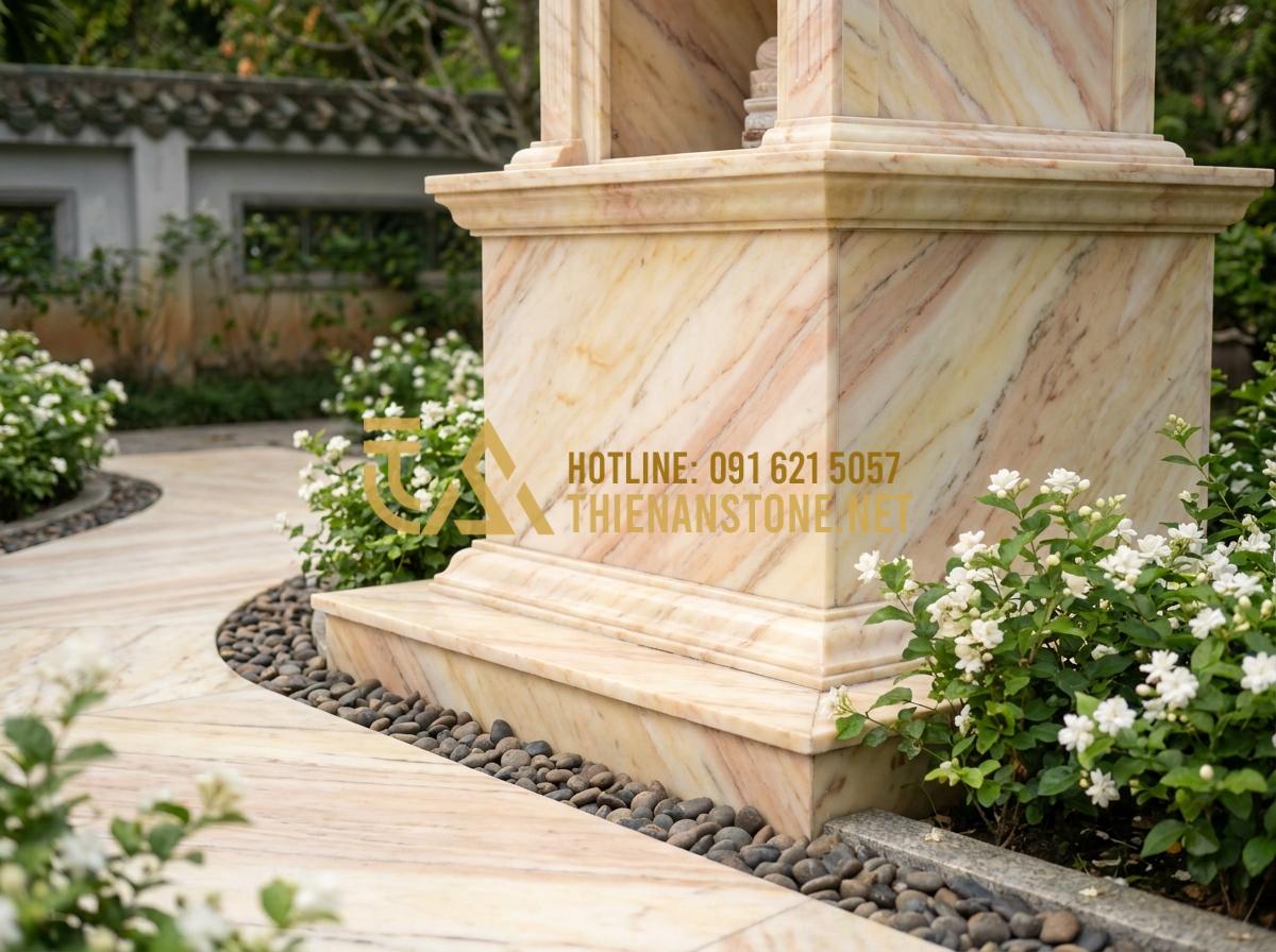 Cách Bài Trí Bàn Thờ Phật Ngoài Trời Và Bàn Thờ Quan Âm Cho Gia Chủ Tại Gia - Hình 7 Cách Bài Trí Bàn Thờ Phật Ngoài Trời Và Bàn Thờ Quan Âm Cho Gia Chủ Tại Gia - Tạo ảnh tiếng Anh: [A well-maintained outdoor stone Buddhist shrine with a clean