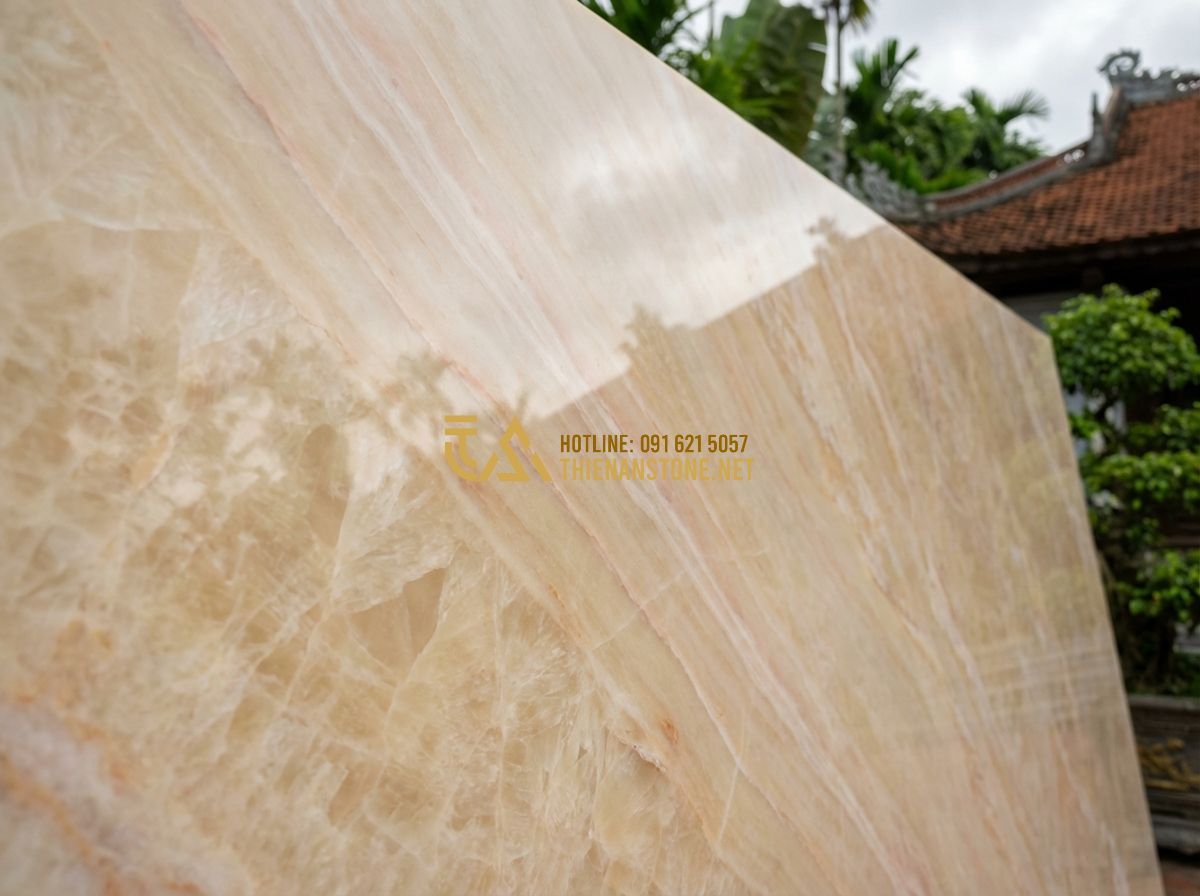 Cách Chọn Bàn Ghế Đá Tự Nhiên Nguyên Khối Đúng Chuẩn - Hướng Dẫn Chi Tiết 2024 - Tạo ảnh tiếng Anh: Detailed close-up of a monolithic natural stone surface, show