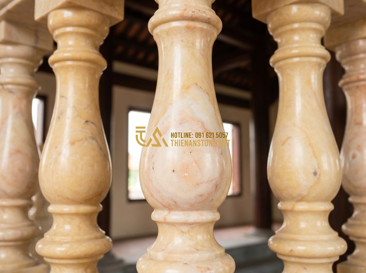 Cách Chọn Con Tiện Đá Tự Nhiên Đẹp & Bền Mãi Cho Lan Can Cầu Thang - Tạo ảnh tiếng Anh: [Close-up photo of intricately carved natural stone balusters