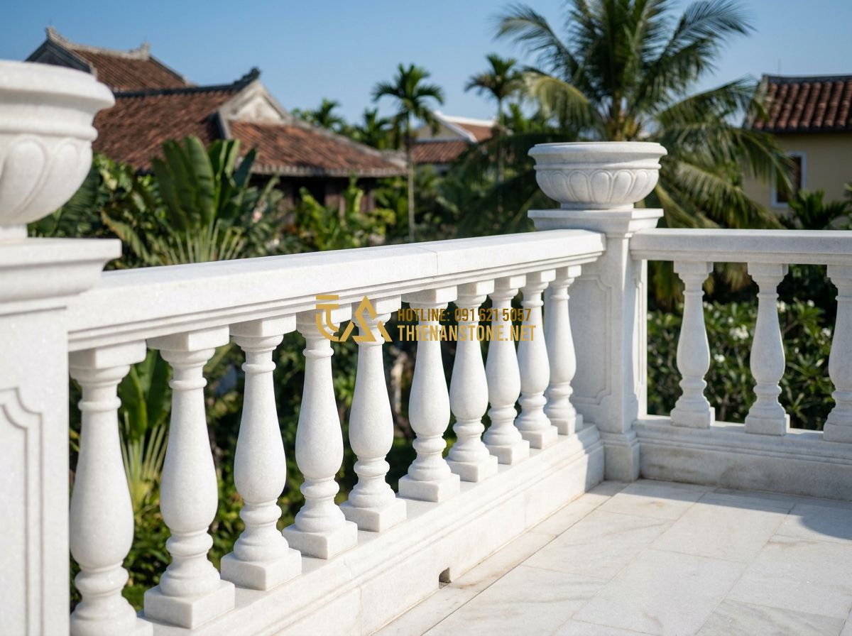 Cách Chọn Con Tiện Đá Tự Nhiên Đẹp & Bền Mãi Cho Lan Can Cầu Thang - Tạo ảnh tiếng Anh: [An outdoor balcony of a luxury mansion overlooking a garden,