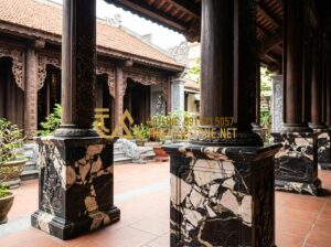 Cách chọn kích thước chân tảng đá phù hợp với đường kính cột nhà - Tạo ảnh tiếng Anh: A cinematic, high-quality photograph of a traditional Vietnam