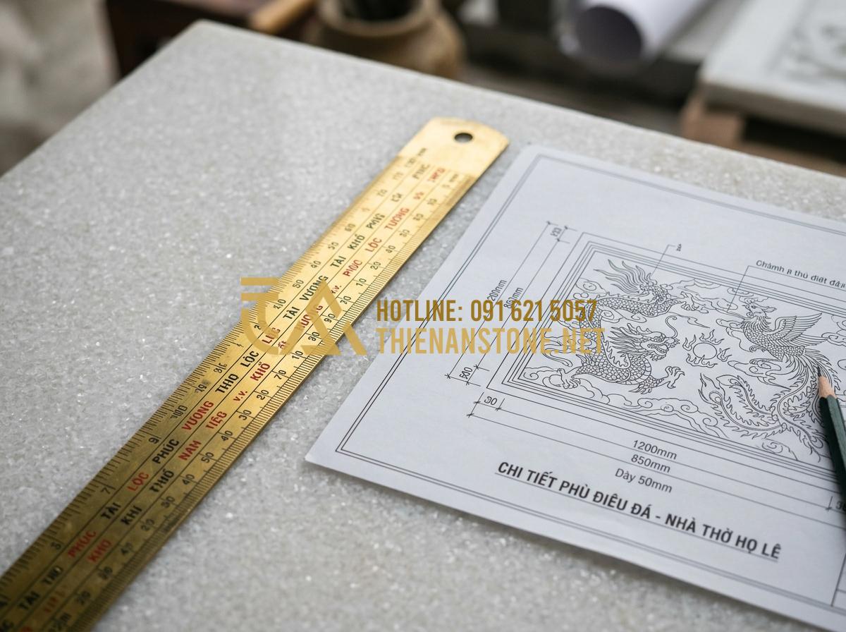 Cách lựa chọn kích thước phù điêu đá chuẩn thước Lỗ Ban - Hình 2 Cách lựa chọn kích thước phù điêu đá chuẩn thước Lỗ Ban - Tạo ảnh tiếng Anh: [A detailed macro shot of a traditional Lu Ban ruler (Thước L