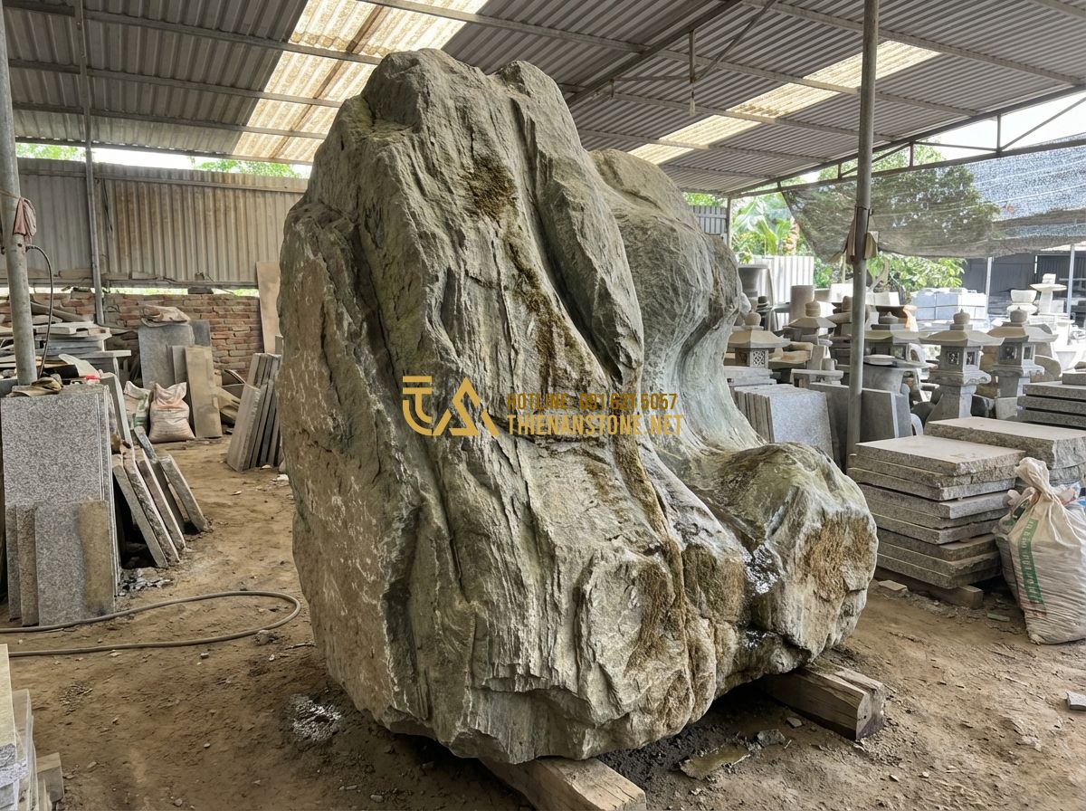 Cách Thiết Kế Sân Vườn Đẹp Từ A-Z - Nguyên Tắc & Kinh Nghiệm Thực Tế - Tạo ảnh tiếng Anh: Skilled craftsmen at Thien An Stone Workshop working on a lar