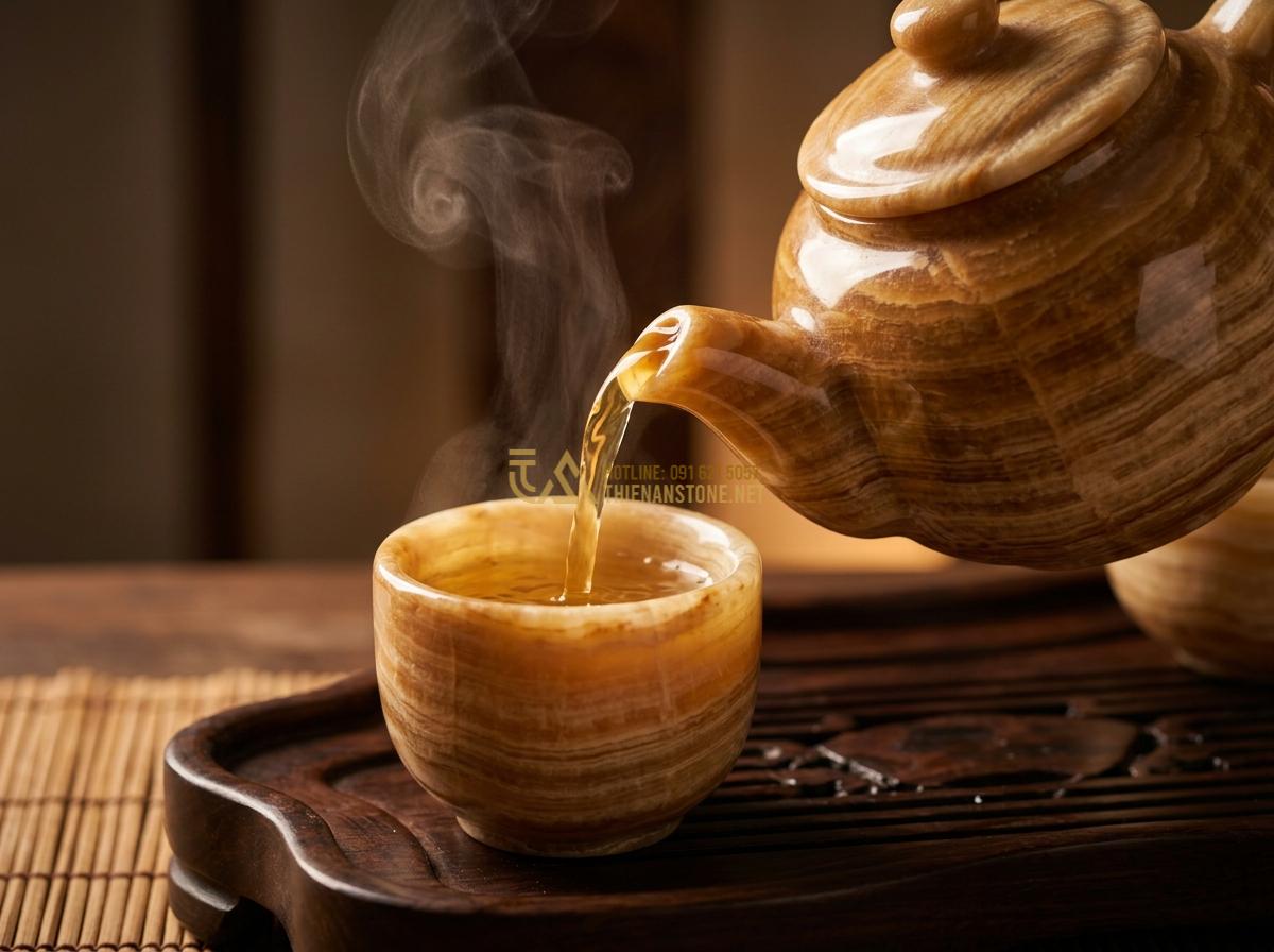 Cận Cảnh Vẻ Đẹp Độc Lạ Của Bộ Ấm Chén Bằng Đá Vân Gỗ Tự Nhiên - Tạo ảnh tiếng Anh: A detailed shot of hot golden tea being poured from a stone w