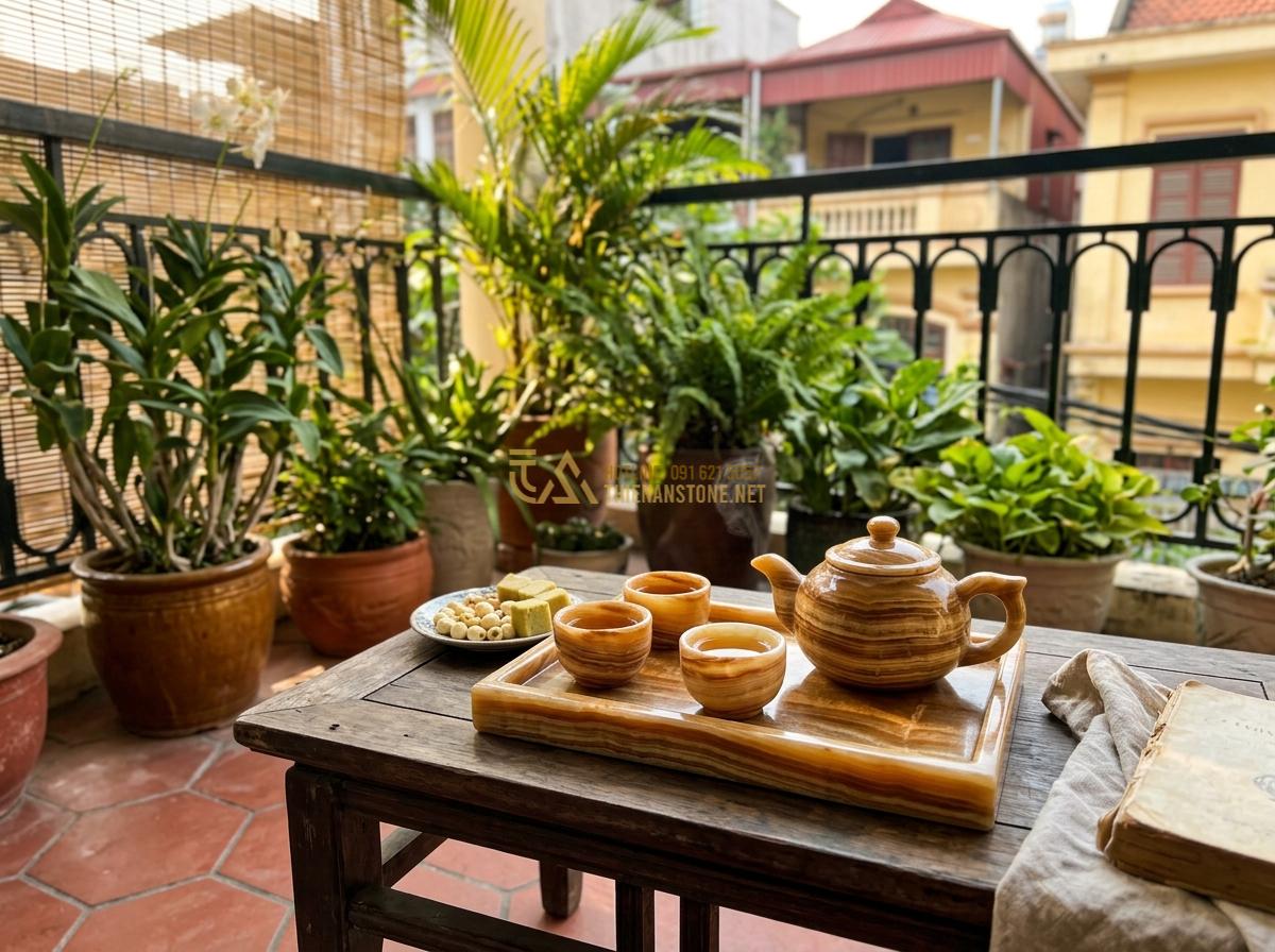 Cận Cảnh Vẻ Đẹp Độc Lạ Của Bộ Ấm Chén Bằng Đá Vân Gỗ Tự Nhiên - Tạo ảnh tiếng Anh: A group of friends smiling and talking while enjoying tea usi