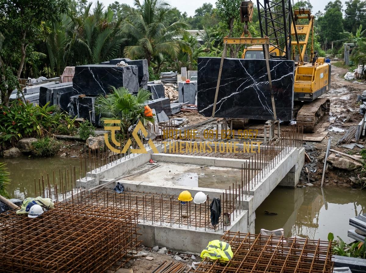 Cầu đá sân vườn: 55+ Mẫu cầu trang trí sân vườn đẹp và đẳng cấp 2026 - Hình 6 Cầu đá sân vườn: 55+ Mẫu cầu trang trí sân vườn đẹp và đẳng cấp 2026 - Tạo ảnh tiếng Anh: Construction phase of a stone garden bridge, workers reinforc