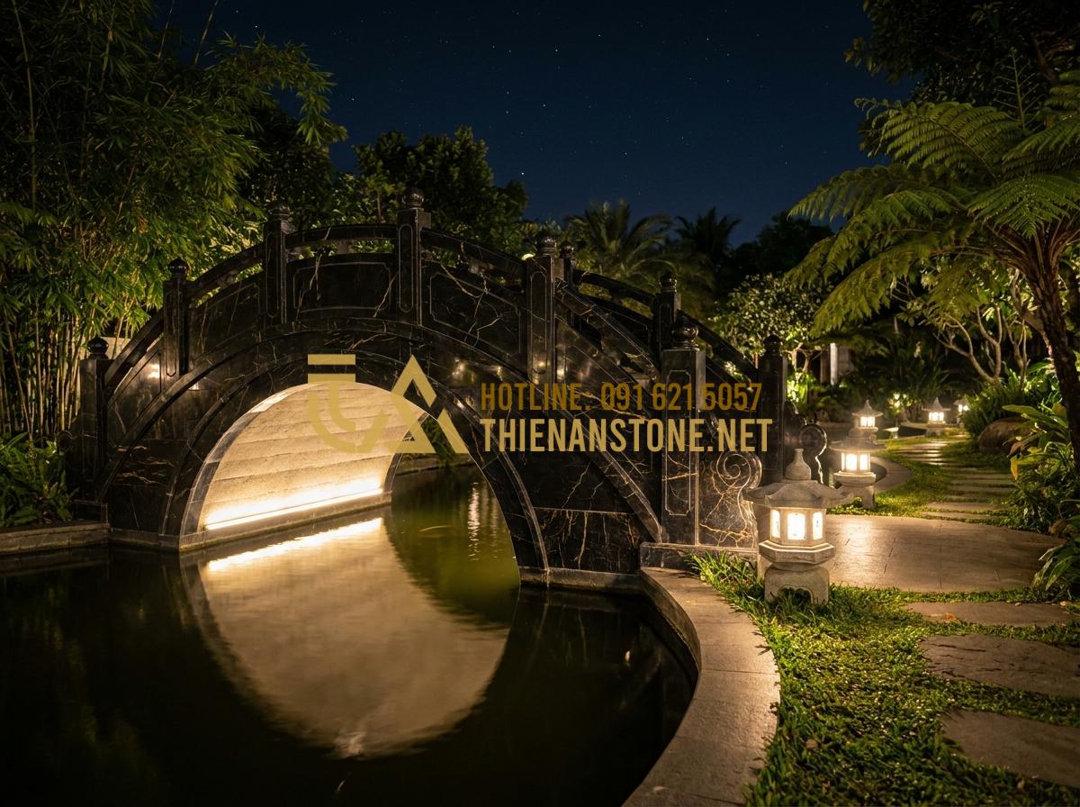 Cầu đá sân vườn: 55+ Mẫu cầu trang trí sân vườn đẹp và đẳng cấp 2026 - Hình 7 Cầu đá sân vườn: 55+ Mẫu cầu trang trí sân vườn đẹp và đẳng cấp 2026 - Tạo ảnh tiếng Anh: Stunning view of a stone bridge at night, illuminated by hidd