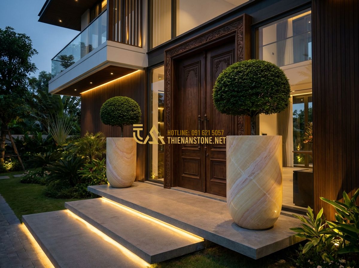 Chậu Đá Trồng Cây Cảnh Đẹp 2026: 130+ Mẫu Chậu Đá Tự Nhiên Sang Trọng Cho Sân Vườn & Nội Thất - Grand entrance of a contemporary mansion, two tall polished black granite stone