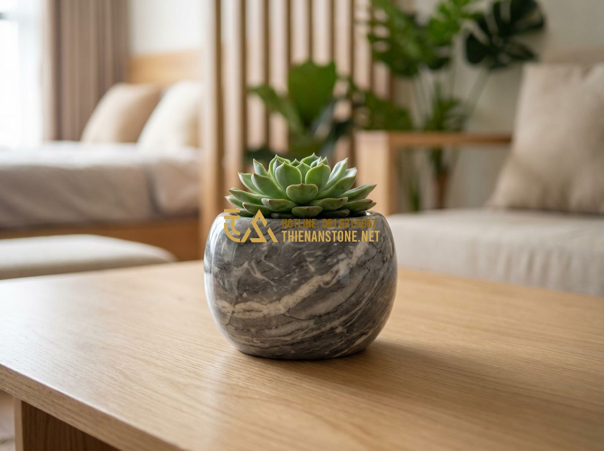 Chậu Đá Trồng Cây Cảnh Đẹp 2026: 130+ Mẫu Chậu Đá Tự Nhiên Sang Trọng Cho Sân Vườn & Nội Thất - Close-up of a small, polished white marble stone planter with grey veins, sittin