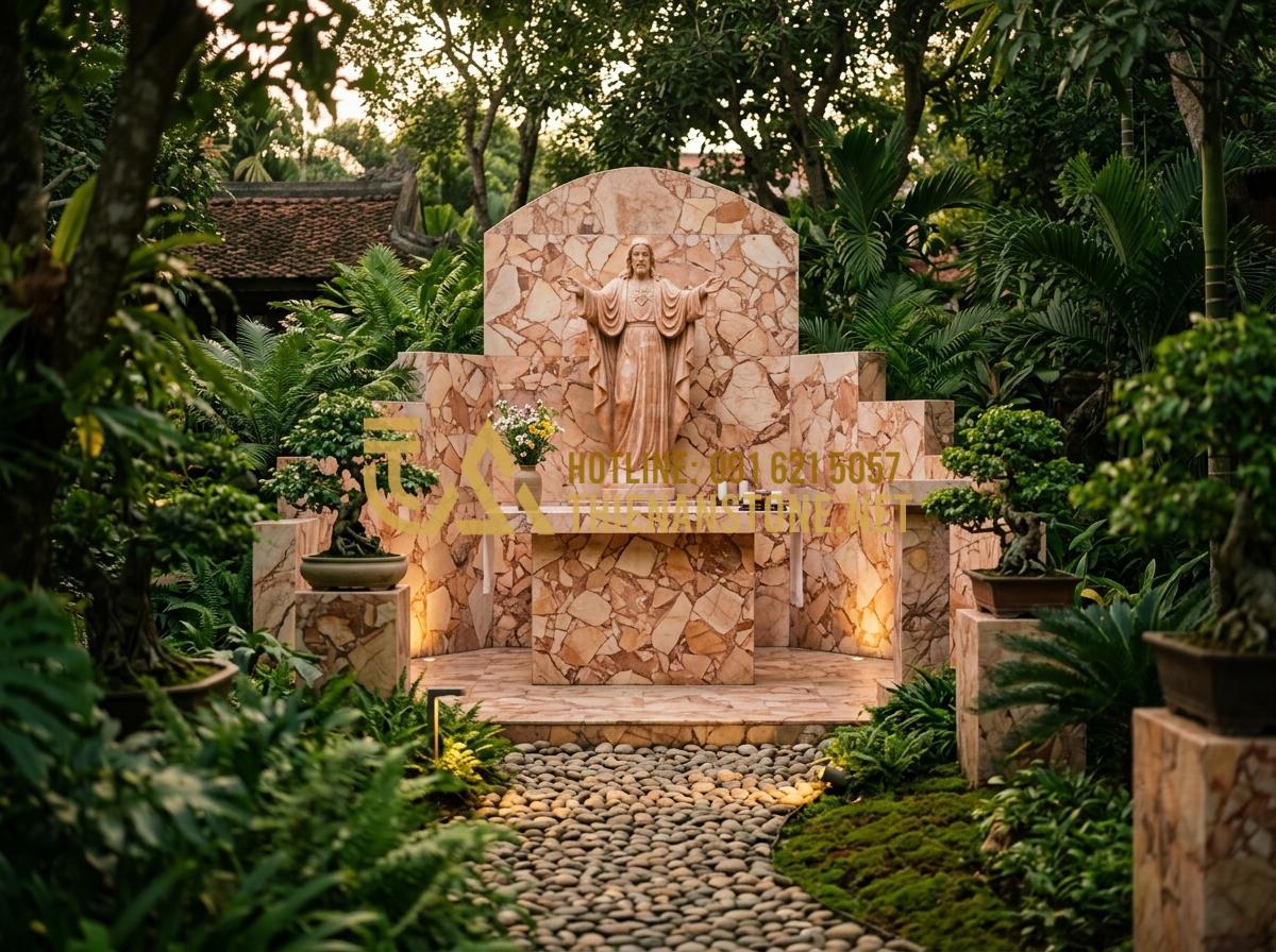 Chiêm Ngưỡng Các Kiểu Bàn Thờ Chúa Độc Lạ: Bằng Gốc Cây, Kính Và Đương Đại - Hình 6 Chiêm Ngưỡng Các Kiểu Bàn Thờ Chúa Độc Lạ: Bằng Gốc Cây, Kính Và Đương Đại - Tạo ảnh tiếng Anh: An outdoor Catholic altar sanctuary located in a lush green g