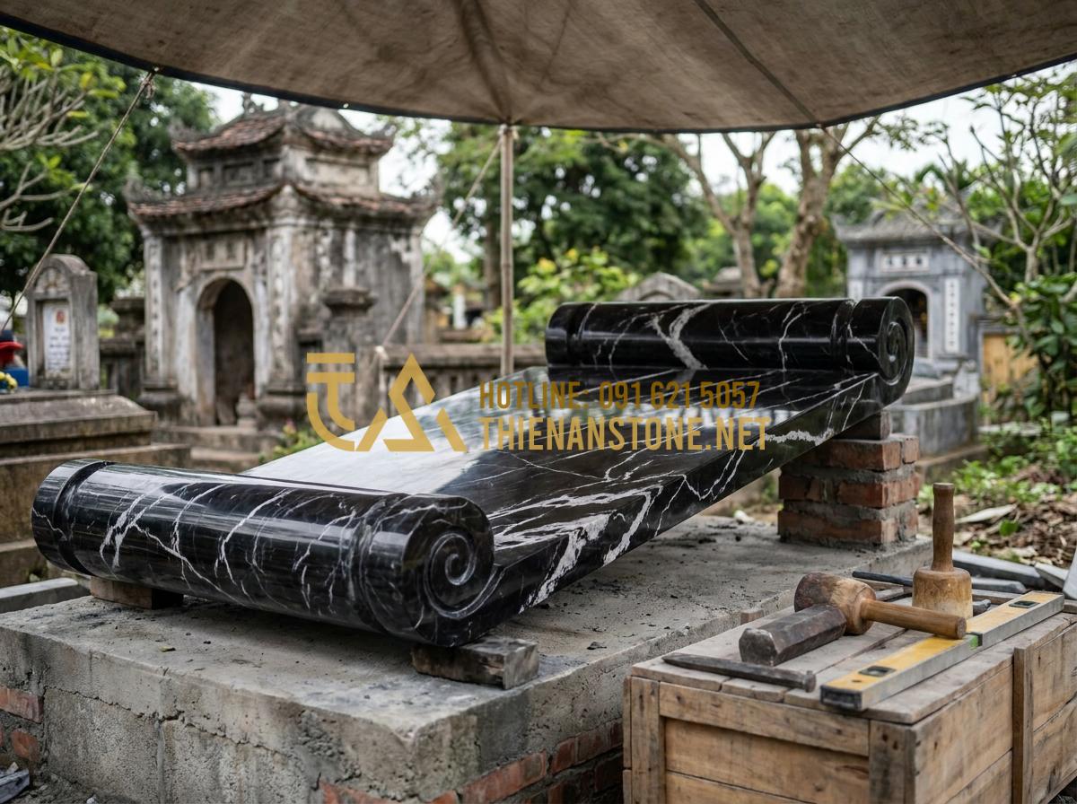Cuốn Thư Đá Lăng Mộ Đẹp Nhất: Tổng Hợp Các Mẫu Cho Nghĩa Trang Gia Đình - Professional stone company team from Da Canh Thien An working on custom tomb scr