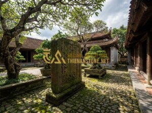 Cuốn Thư Đá Xanh Rêu: Tại Sao Lại Là Lựa Chọn Hàng Đầu Cho Công Trình Tâm Linh? - Tạo ảnh tiếng Anh: A wide-angle shot of a majestic moss green stone screen (cuon