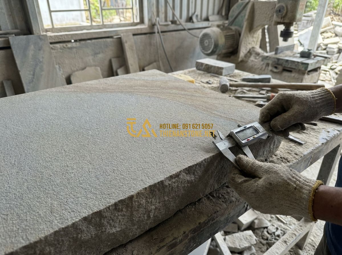 Đá Bước Dạo Sa Thạch - So Sánh Với Đá Bazan Và Ứng Dụng Trong Sân Vườn - Hình 4 Đá Bước Dạo Sa Thạch - So Sánh Với Đá Bazan Và Ứng Dụng Trong Sân Vườn - A close-up high-resolution photo showing the detailed texture of a premium sands