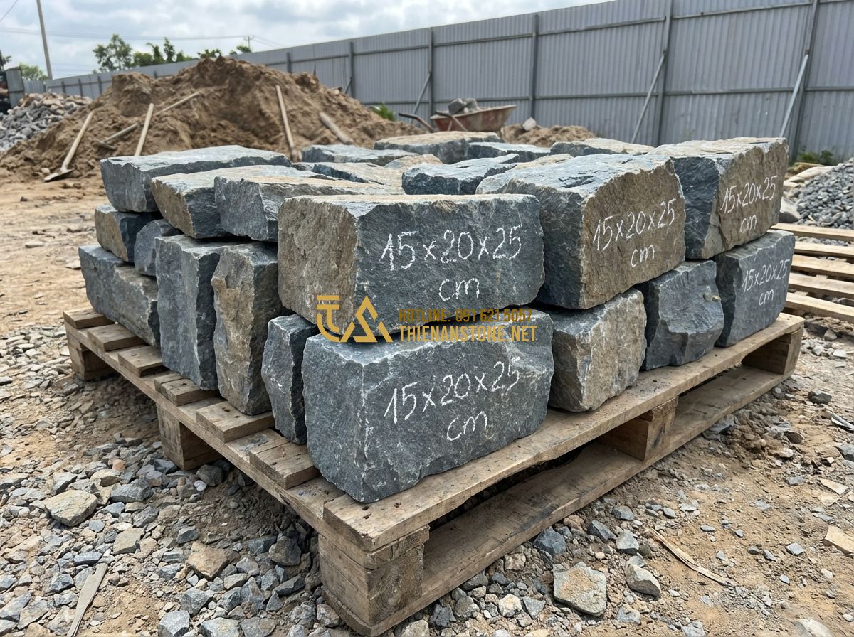 Đá Chẻ Xây Móng Nhà: Kích Thước, Ứng Dụng & Cách Xây Móng Bằng Đá Chẻ Chuẩn Kỹ Thuật 2026 - Hình 2 Đá Chẻ Xây Móng Nhà: Kích Thước, Ứng Dụng & Cách Xây Móng Bằng Đá Chẻ Chuẩn Kỹ Thuật 2026 - Tạo ảnh tiếng Anh: A close up photo showing various sizes of blue split stones s