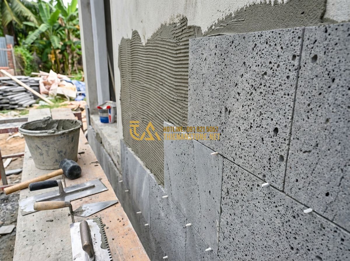 Đá Ghép Ốp Tường Đẹp 2026: 130+ Mẫu Đá Ghép Tự Nhiên Sang Trọng Cho Nhà Phố & Biệt Thự - Tạo ảnh tiếng Anh: A professional mason carefully installing natural stone mosai