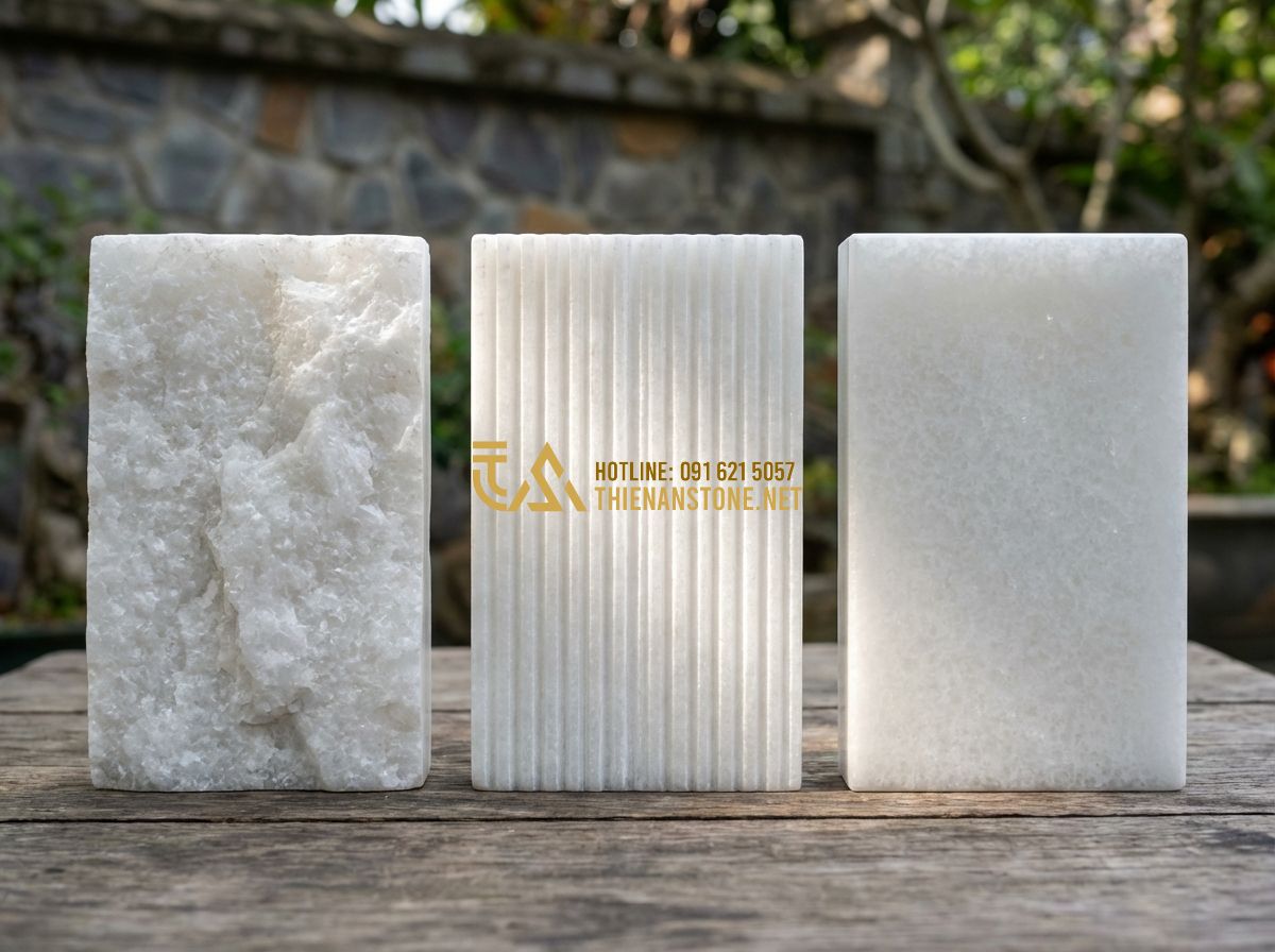 Đá Răng Lược Vàng, Đen, Trắng, Xám Ốp Tường: Đặc Điểm, Ứng Dụng & Mẫu Đẹp Nhất 2026 - Hình 6 Đá Răng Lược Vàng, Đen, Trắng, Xám Ốp Tường: Đặc Điểm, Ứng Dụng & Mẫu Đẹp Nhất 2026 - A side-by-side comparison of different natural stone textures: rough Split Stone