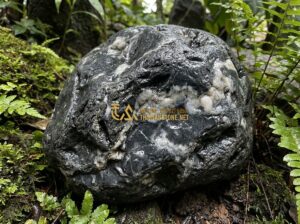 Đá Vân Thạch Làm Tiểu Cảnh: 20+ Ý Tưởng Tiểu Cảnh Sân Vườn Đẹp Sang Trọng Và Ý Nghĩa Phong Thủy - Tạo ảnh tiếng Anh: A high-quality close-up photo of a premium Van Thach stone bo