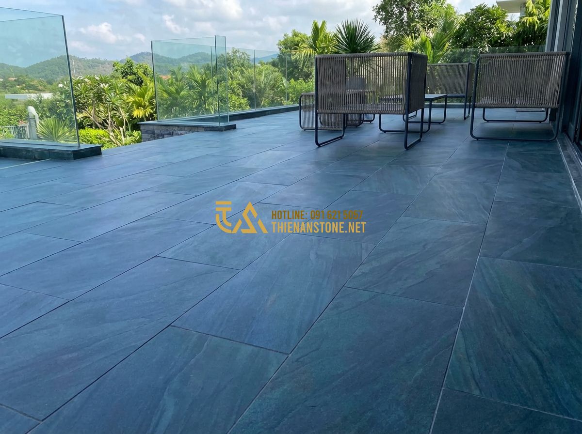 Đá Xanh Nhật Bản Lát Sân Vườn: Lợi Ích, Mẫu Đẹp Và Hướng Dẫn Thi Công Chuyên Nghiệp - Tạo ảnh tiếng Anh: Modern large-format Japanese Blue Stone pavers laid in a stag