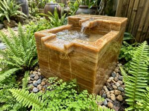 Đài Phun Nước Bằng Đá Cho Sân Vườn Nhỏ: Mẫu Nào Phù Hợp & Chi Phí Bao Nhiêu? - Close-up view of a compact natural stone water fountain in a small Vietnamese ga