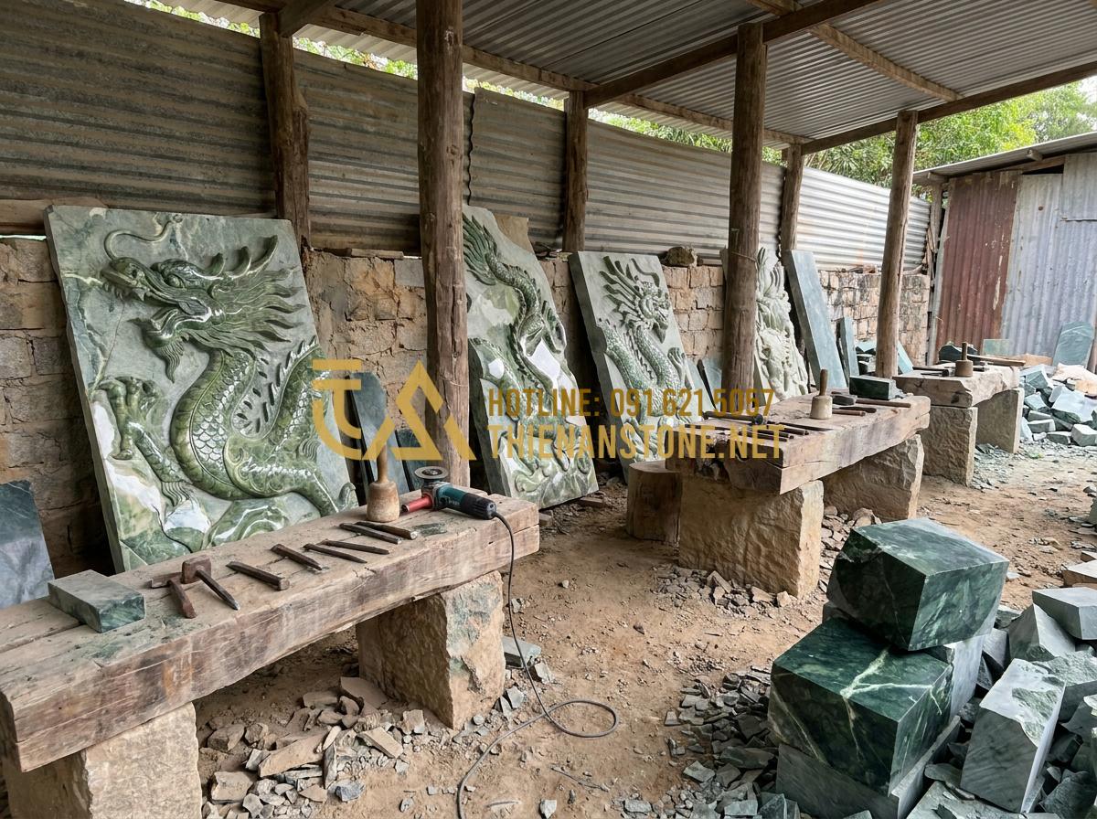 Địa Chỉ Nhận Thi Công Chiếu Rồng Đá Tại Hà Nội, Hải Phòng Và Các Tỉnh Miền Bắc - Hình 2 Địa Chỉ Nhận Thi Công Chiếu Rồng Đá Tại Hà Nội, Hải Phòng Và Các Tỉnh Miền Bắc - Traditional Vietnamese stone carving workshop showing artisans working on large