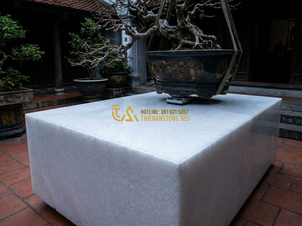 Đôn Đá Kê Tượng & Kê Chậu Hoa: Ứng Dụng Thực Tế & Lưu Ý Khi Trang Trí - Hình 8 Đôn Đá Kê Tượng & Kê Chậu Hoa: Ứng Dụng Thực Tế & Lưu Ý Khi Trang Trí - Structural focus image showing a heavy stone pedestal being tested for balance.