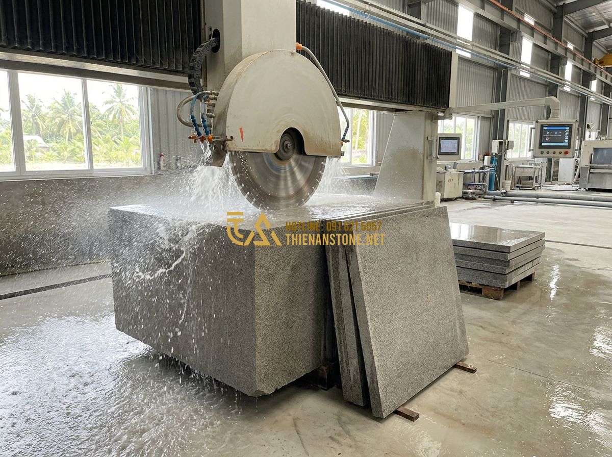 Đôn Đá Vuông Tự Nhiên Cao Cấp: Mẫu Đẹp Nhất Dùng Kê Cây Cảnh & Trang Trí Nội Thất 2026 - Hình 8 Đôn Đá Vuông Tự Nhiên Cao Cấp: Mẫu Đẹp Nhất Dùng Kê Cây Cảnh & Trang Trí Nội Thất 2026 - Tạo ảnh tiếng Anh: High-tech industrial stone cutting machine using a diamond sa