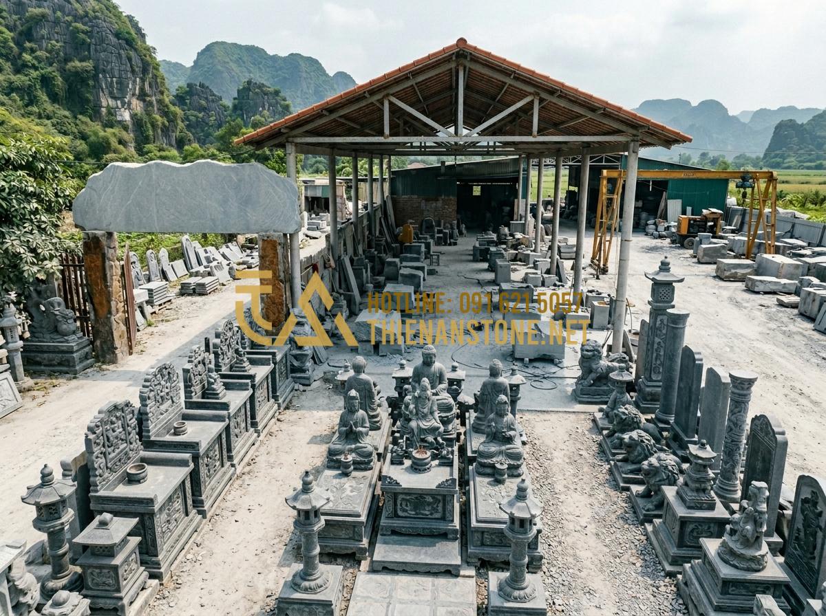 Giá Bàn Thờ Đá Công Giáo Bao Nhiêu? Bảng Giá Chi Tiết Tại Xưởng 2026 - Hình 10 Giá Bàn Thờ Đá Công Giáo Bao Nhiêu? Bảng Giá Chi Tiết Tại Xưởng 2026 - Tạo ảnh tiếng Anh: A wide-angle shot of a large stone carving workshop (Thiên An